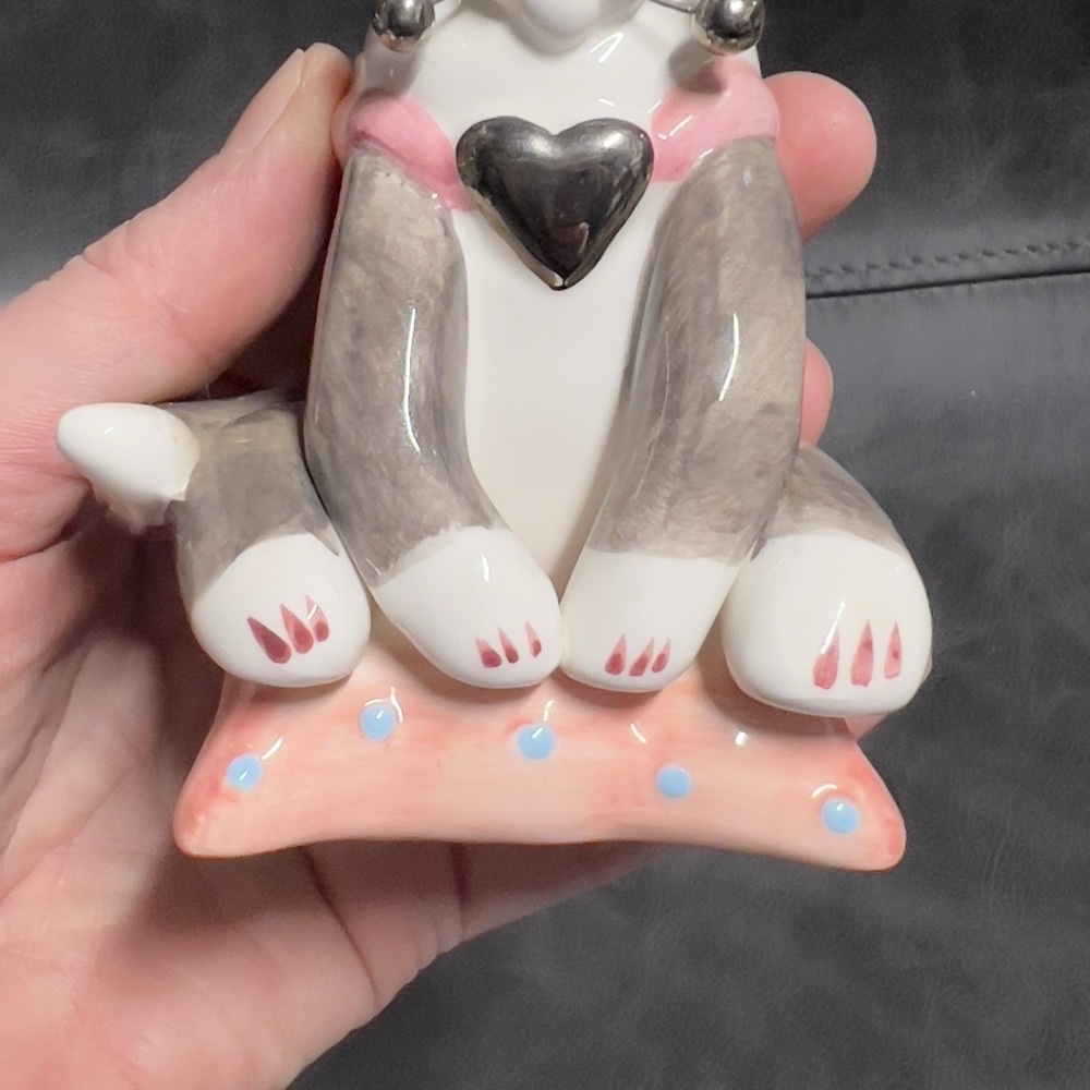 Whimsiclay Amy Lacombe 2002 #24231 King Cat on pink Pillow with Silver Crown - Picture 8 of 9